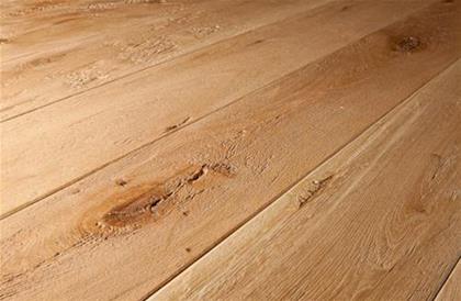 Natural wood floorings surfaces
