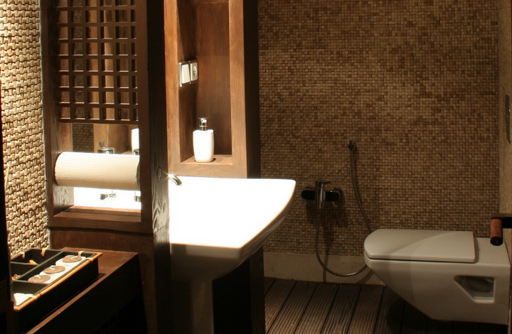 سرویس بهداشتی با دیواره سنگی و کف چوبی