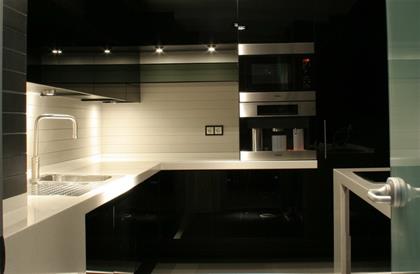 آشپزخانه مدرن با کابینت شیشه ای