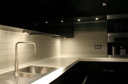 آشپزخانه مدرن ، ترکیبی از مشکی وسفید