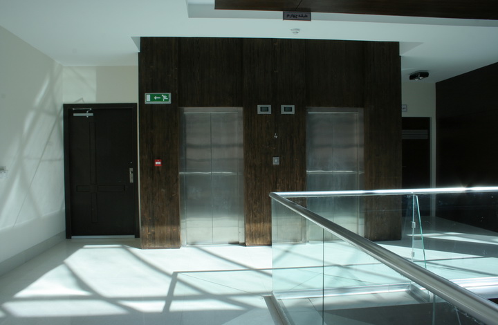 نرده شیشه ای ، آسانسور با دیواره چوبی و درب ضد حریق