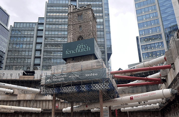 برج ۷۰۰ سـاله کلیسـا در لندن، بر روی ستون‌های فولادی معلق شد