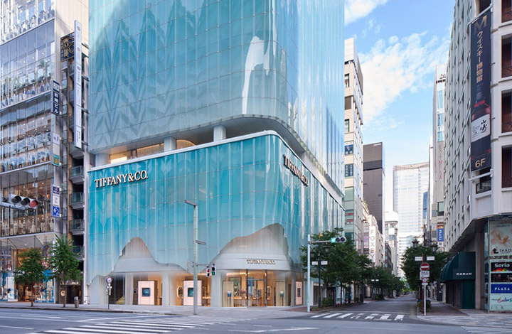 نمای شیشه‌ای خیره کننده‌ی فروشگاه تیفانی در توکیو