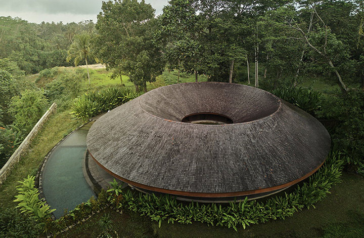طراحی ویلای دایرهای در جنگلهای بالی توسط الکسیس دورنیه